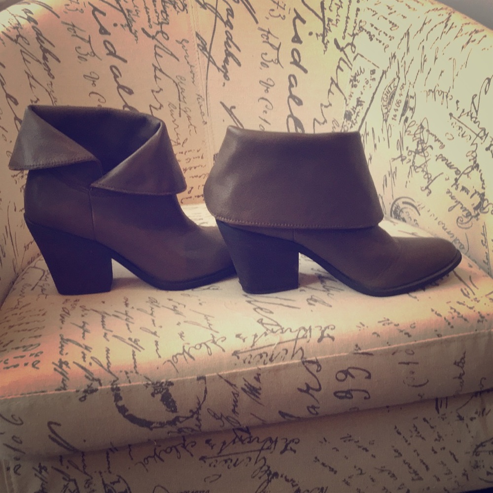 Lucky Tan Leather Ankle Boots